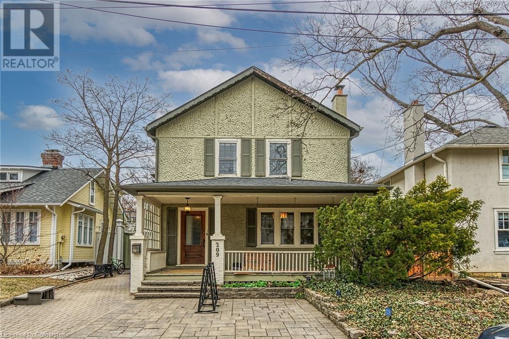 209 Allan St, Oakville, ON L6J 3P2