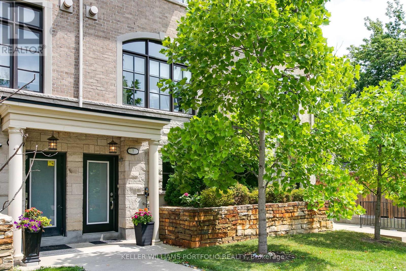 7 Poplar Ave, Toronto, ON M9B 3P8