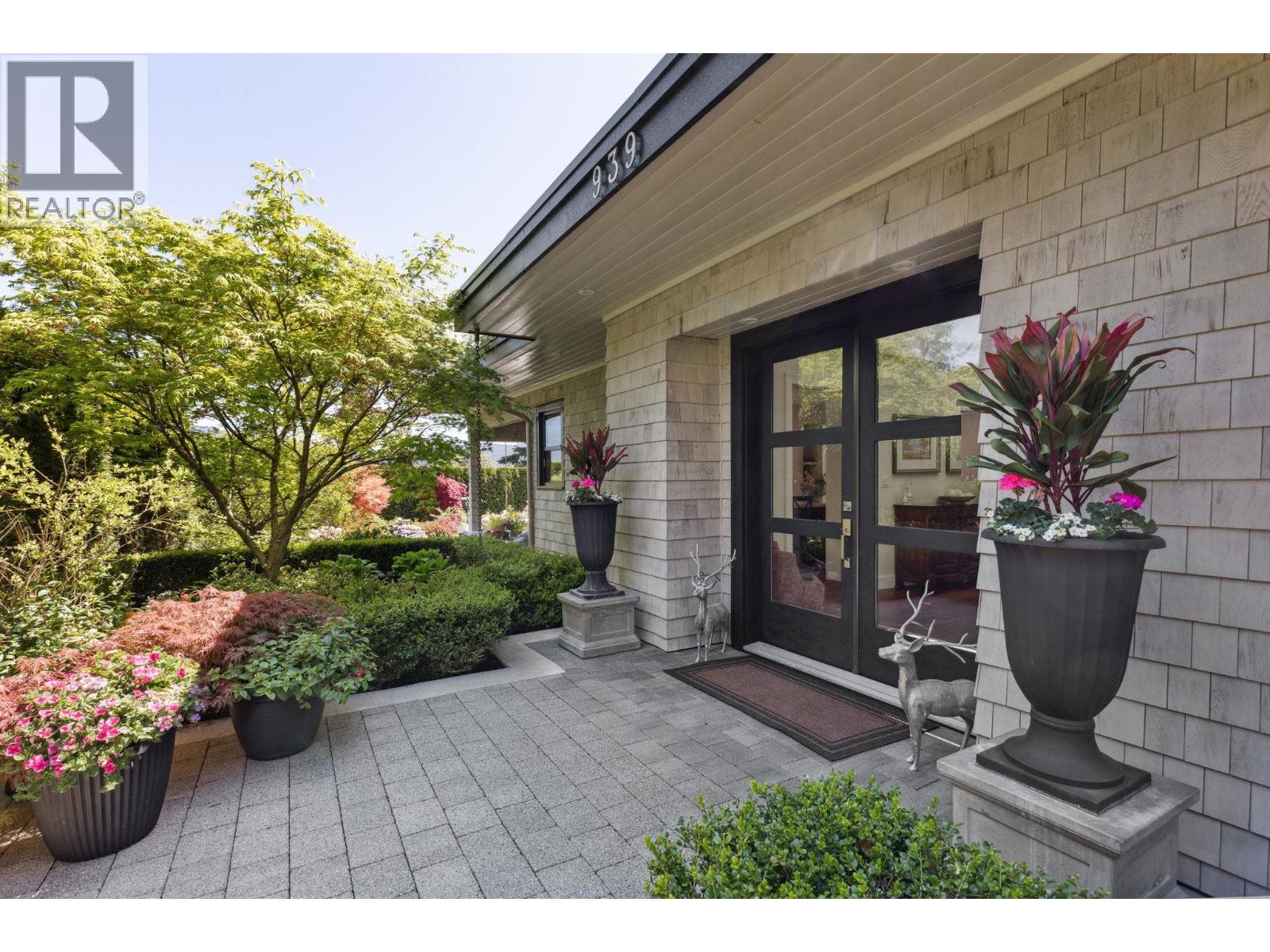 939 Friar Cres, North Vancouver, BC V7G 1M5