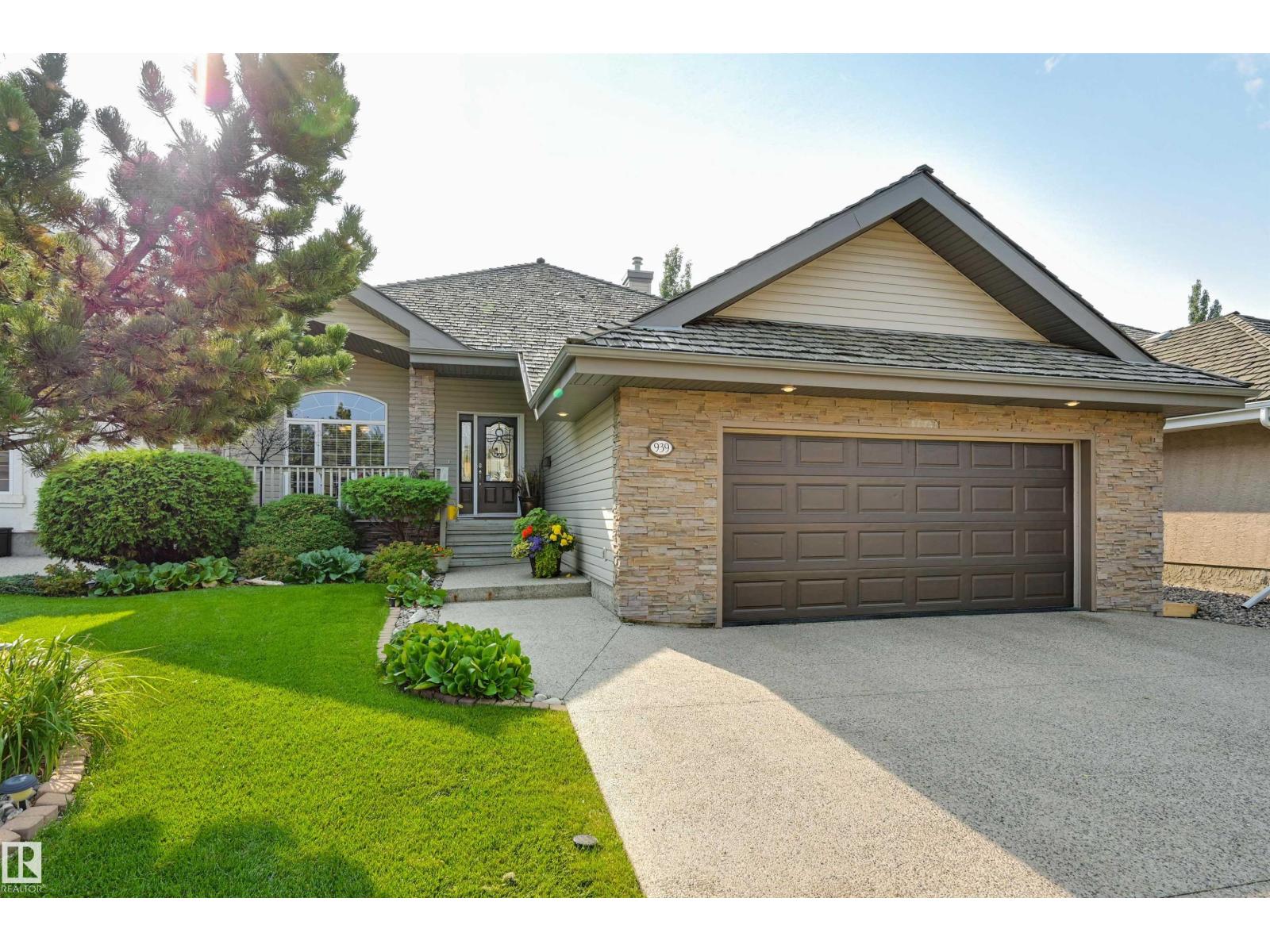939 Haliburton Rd NW, Edmonton, AB T6R 2Z6