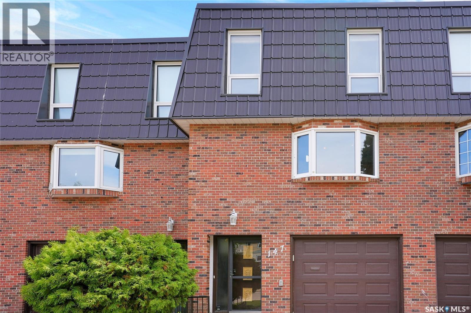 147 Hochelaga St W, Moose Jaw, SK S6H 2G2