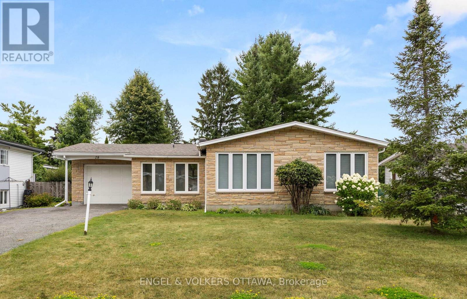 28 Parker Ave, Ottawa, ON K2G 3A7