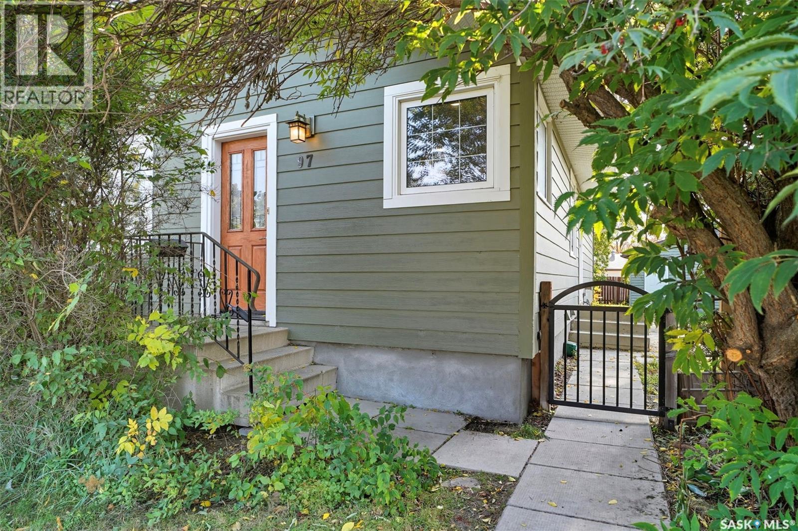 97 Arnason Cres, Saskatoon, SK S7H 4M7