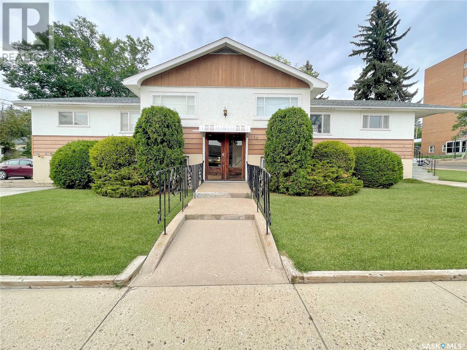 235 Sidney St, Swift Current, SK S9H 1T4