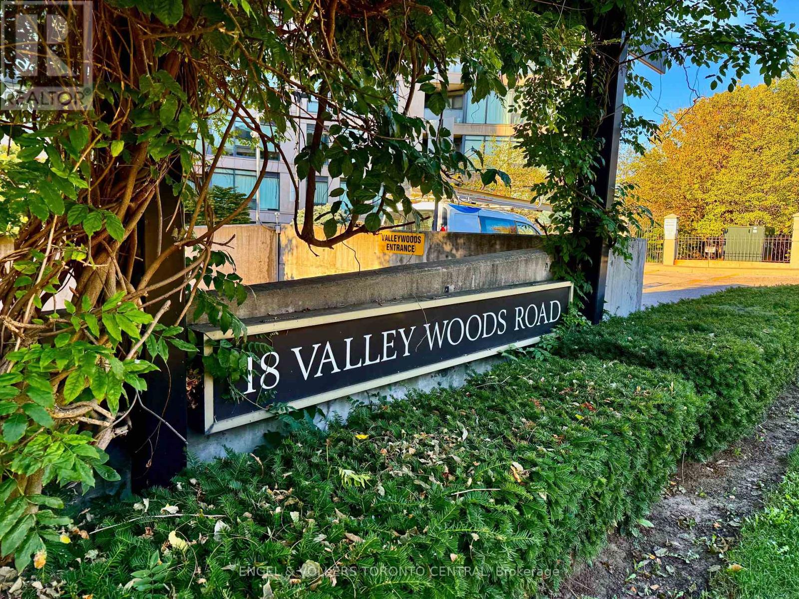 18 Valley Woods Rd Ph105 Rd, Toronto, ON M3A 0A1