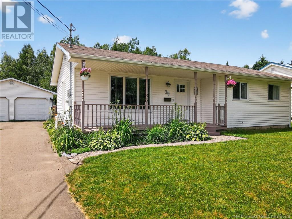 19 Macdonald Rd, Salisbury, NB E4J 2J5