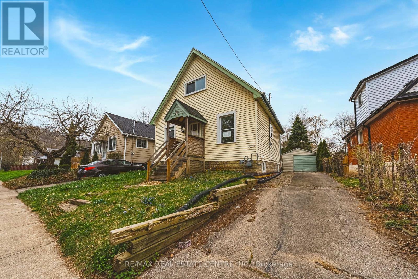 70 Hillview St, Hamilton, ON L8S 2Z2