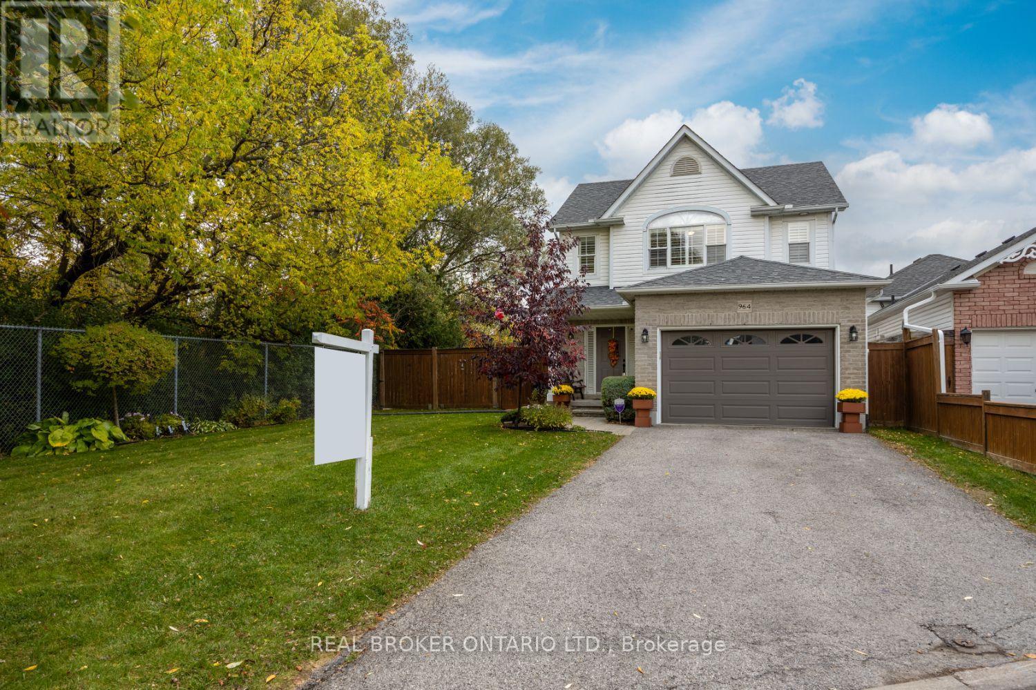 964 Grandlea Ct, Oshawa, ON L1K 2N1