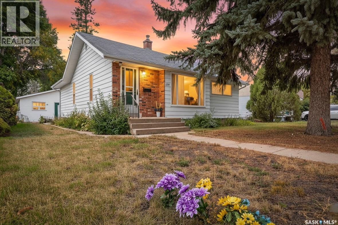 1138 7 Avenue Northwest, Moose Jaw, SK S6H 4C5