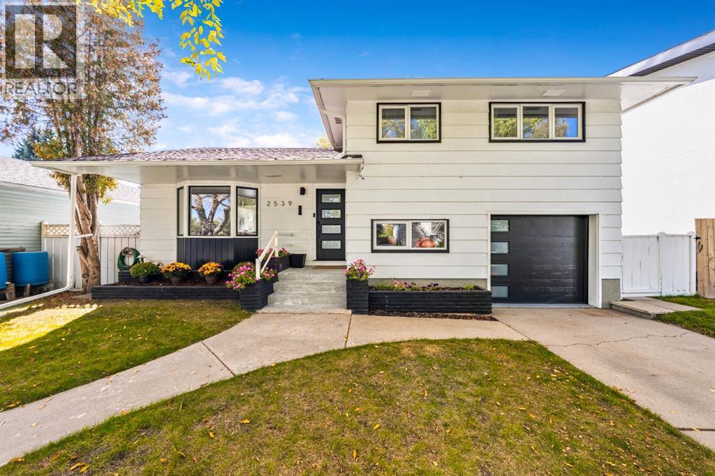 2539 Chicoutimi Dr NW, Calgary, AB T2L 0W4