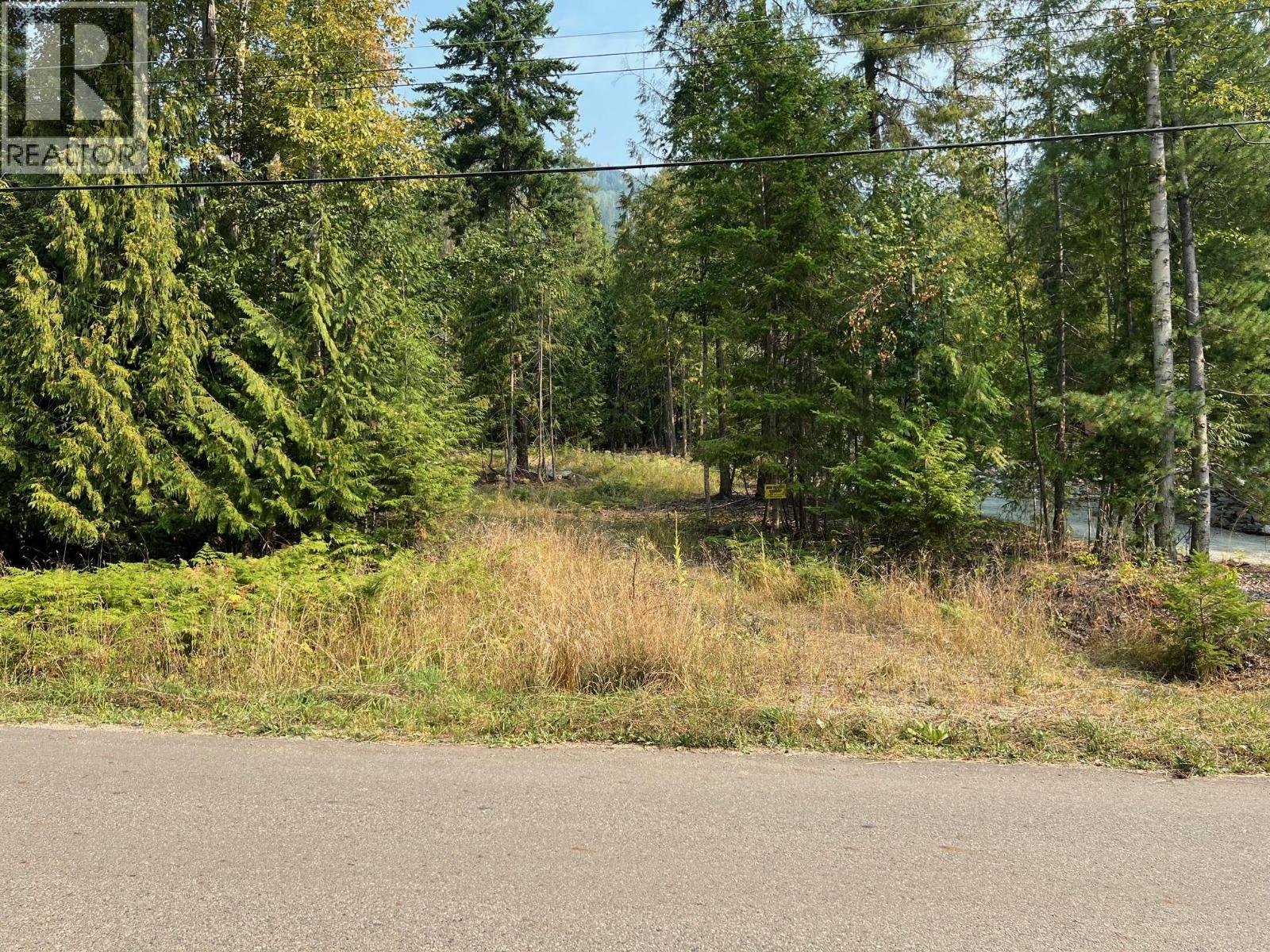 7283 Estate Pl, Columbia-Shuswap F, BC V0E 1M8
