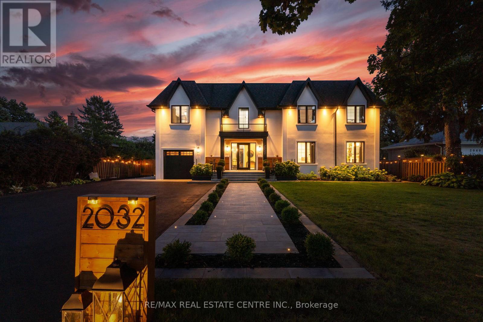 2032 Rebecca St, Oakville, ON L6L 2A2