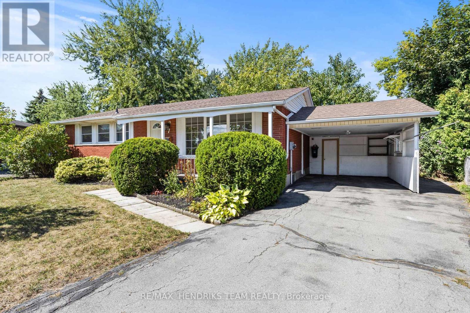 7 Chelmsford Ct, St. Catharines Carltonbunting, ON L2M 6H4
