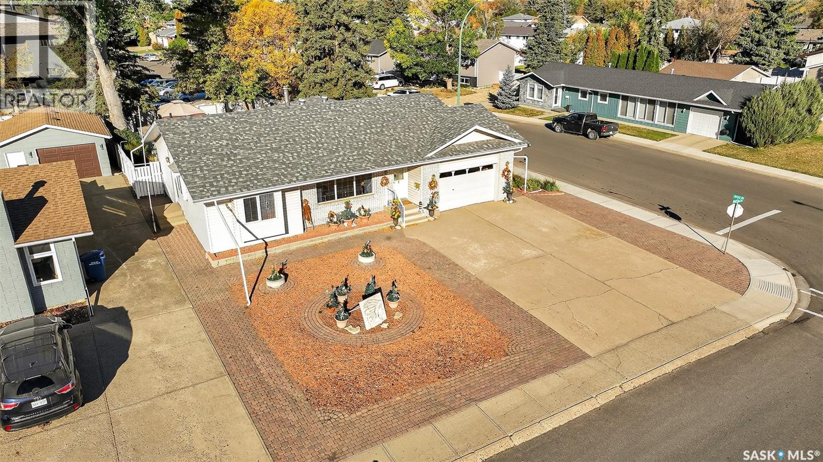 18 Blue Sage Dr, Moose Jaw, SK S6J 1C4