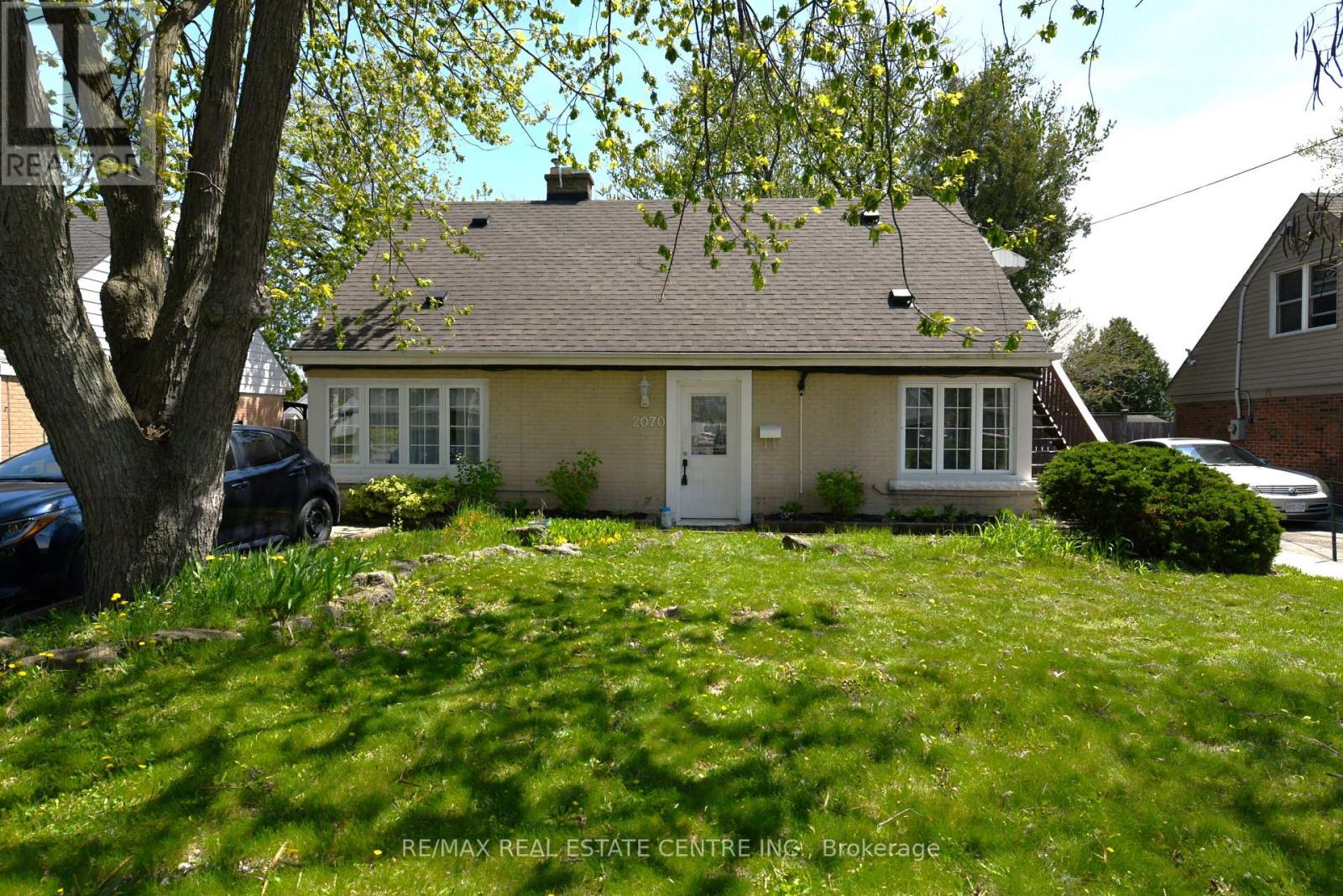 2070 Churchill Ave, Burlington, ON L7R 3T7