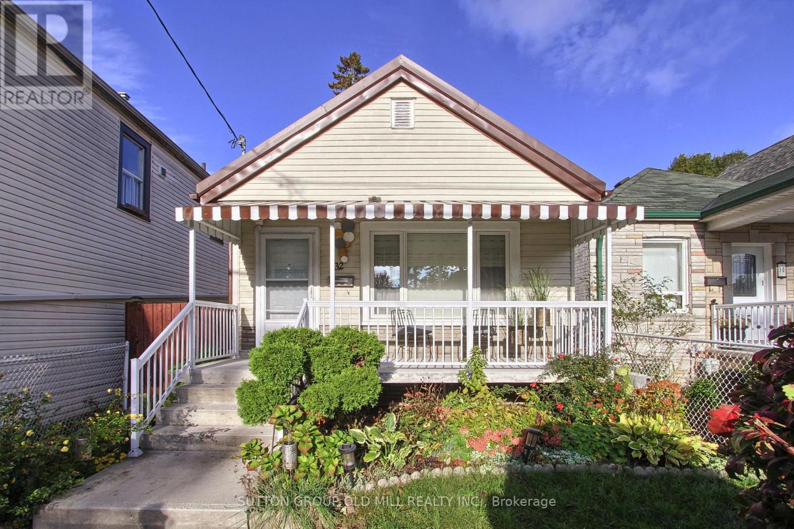 32 Florence Cres, Toronto, ON M6N 4E4