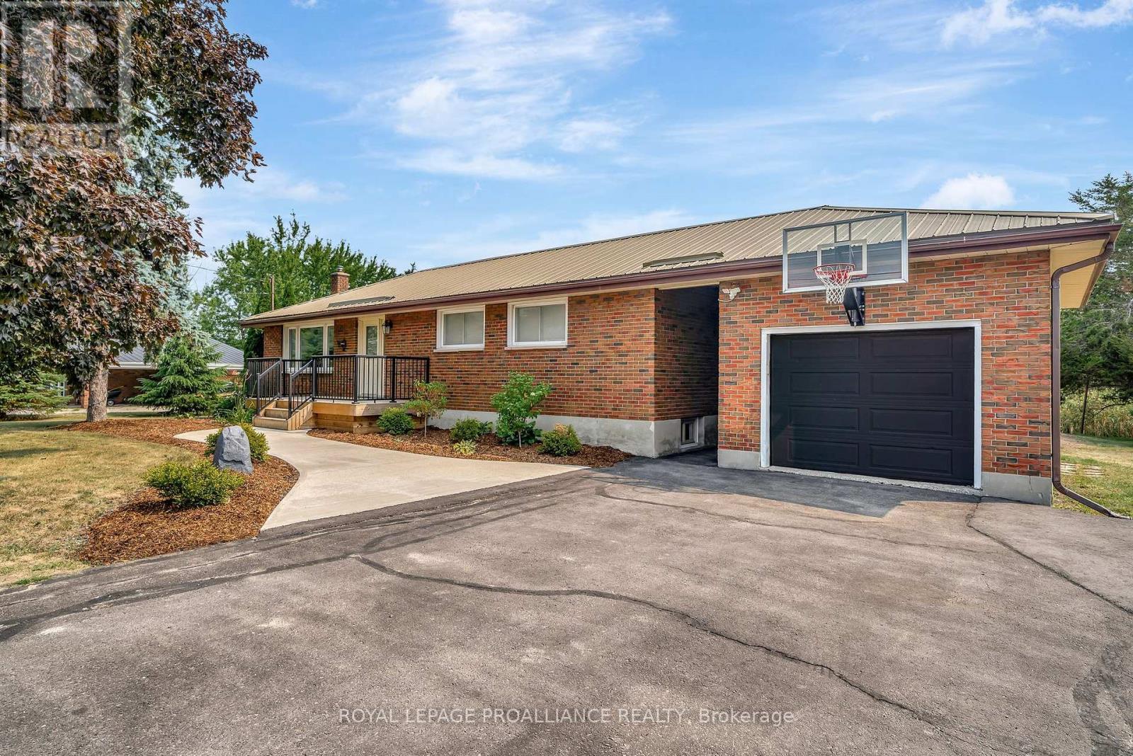 206 Elmwood Dr, Belleville, ON K8N 4Z4