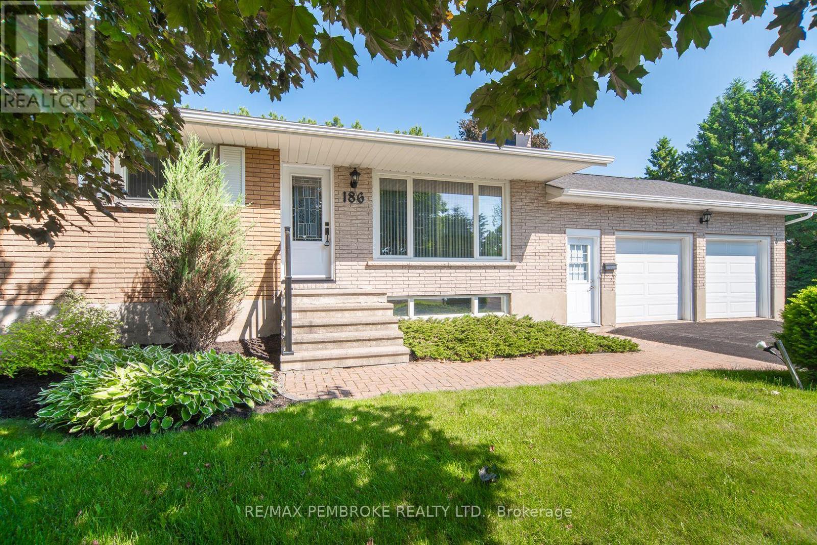186 Drivein Rd, Laurentian Valley, ON K8A 7P4