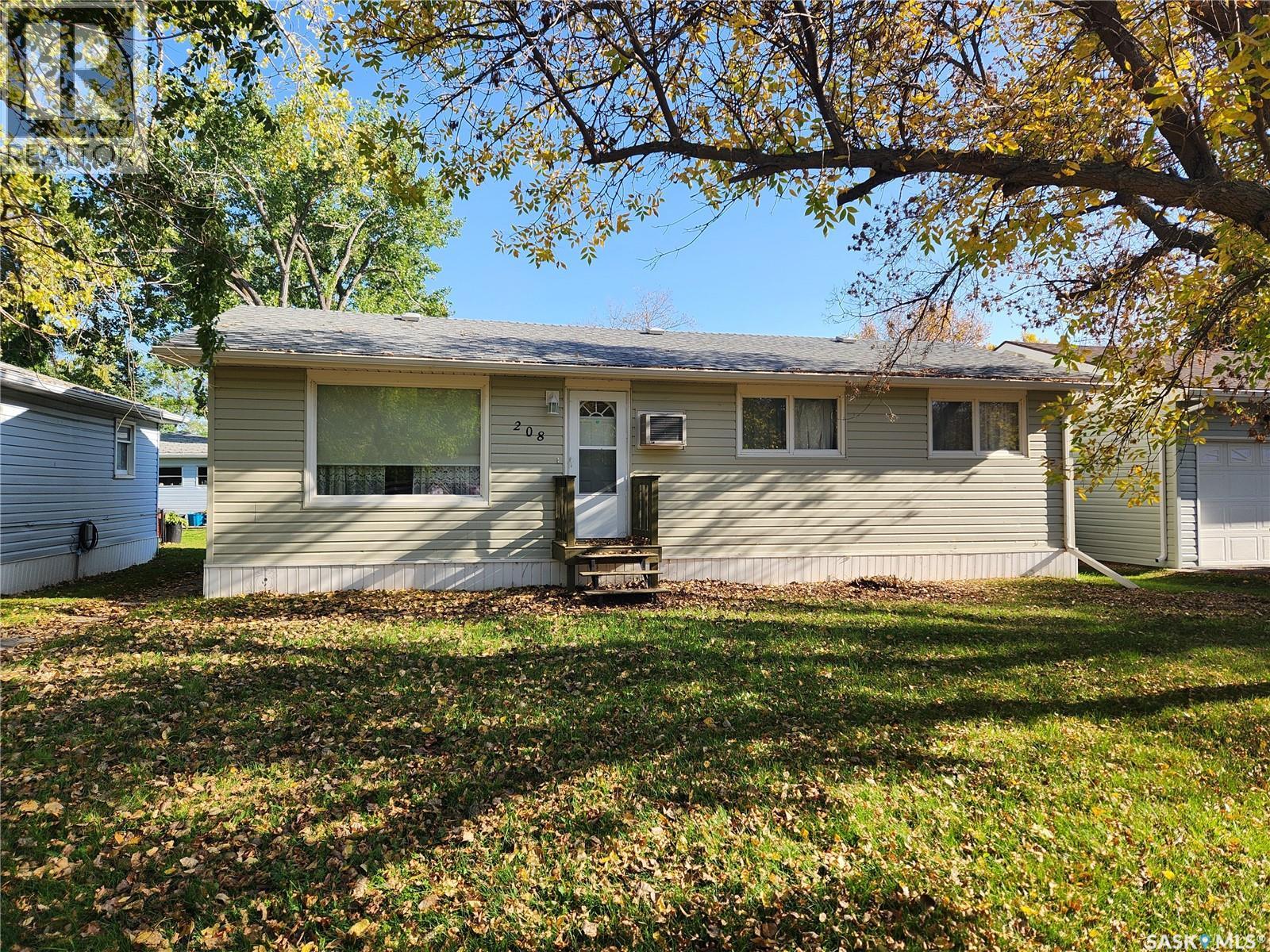208 2 Avenue East, Lampman, SK S0C 1N0