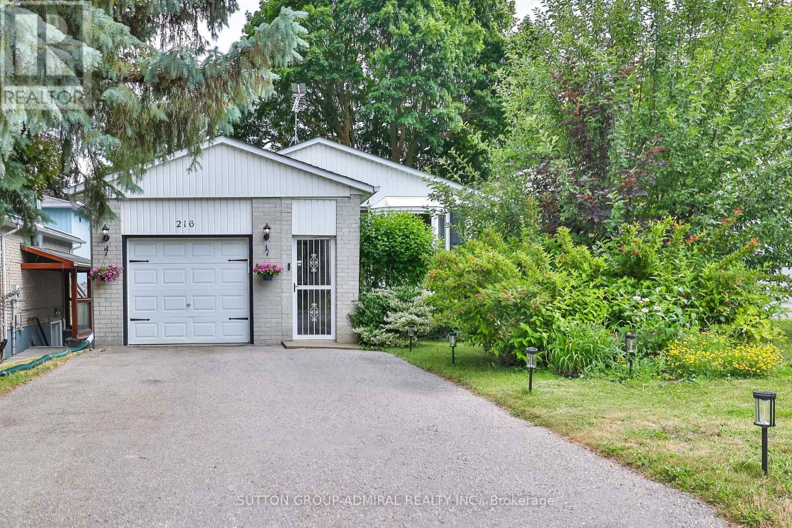 216 Robinson Dr, Newmarket, ON L3Y 5M5