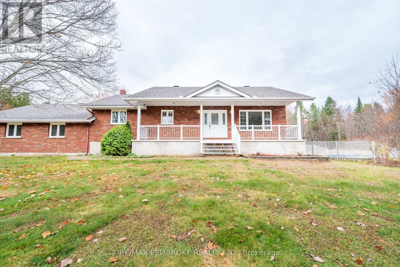 1778 Forest Lea Rd, Laurentian Valley, ON K8A 6W6