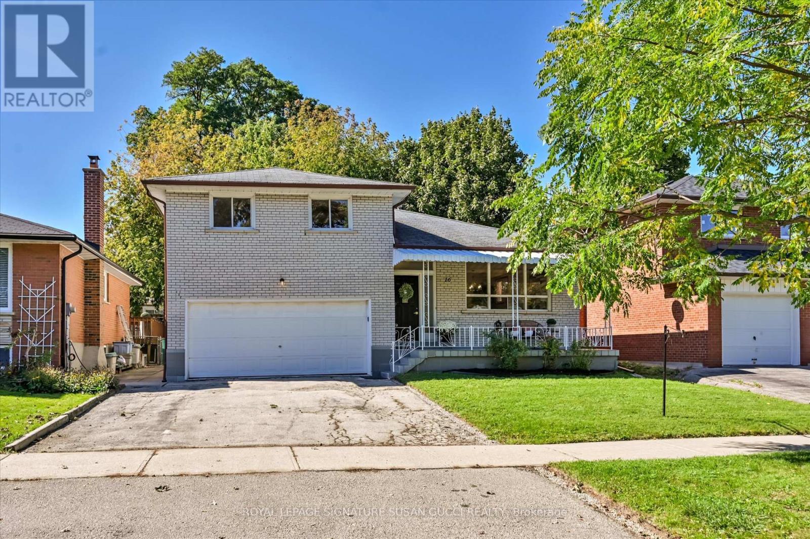 16 Munford Cres, Toronto, ON M4B 1C1