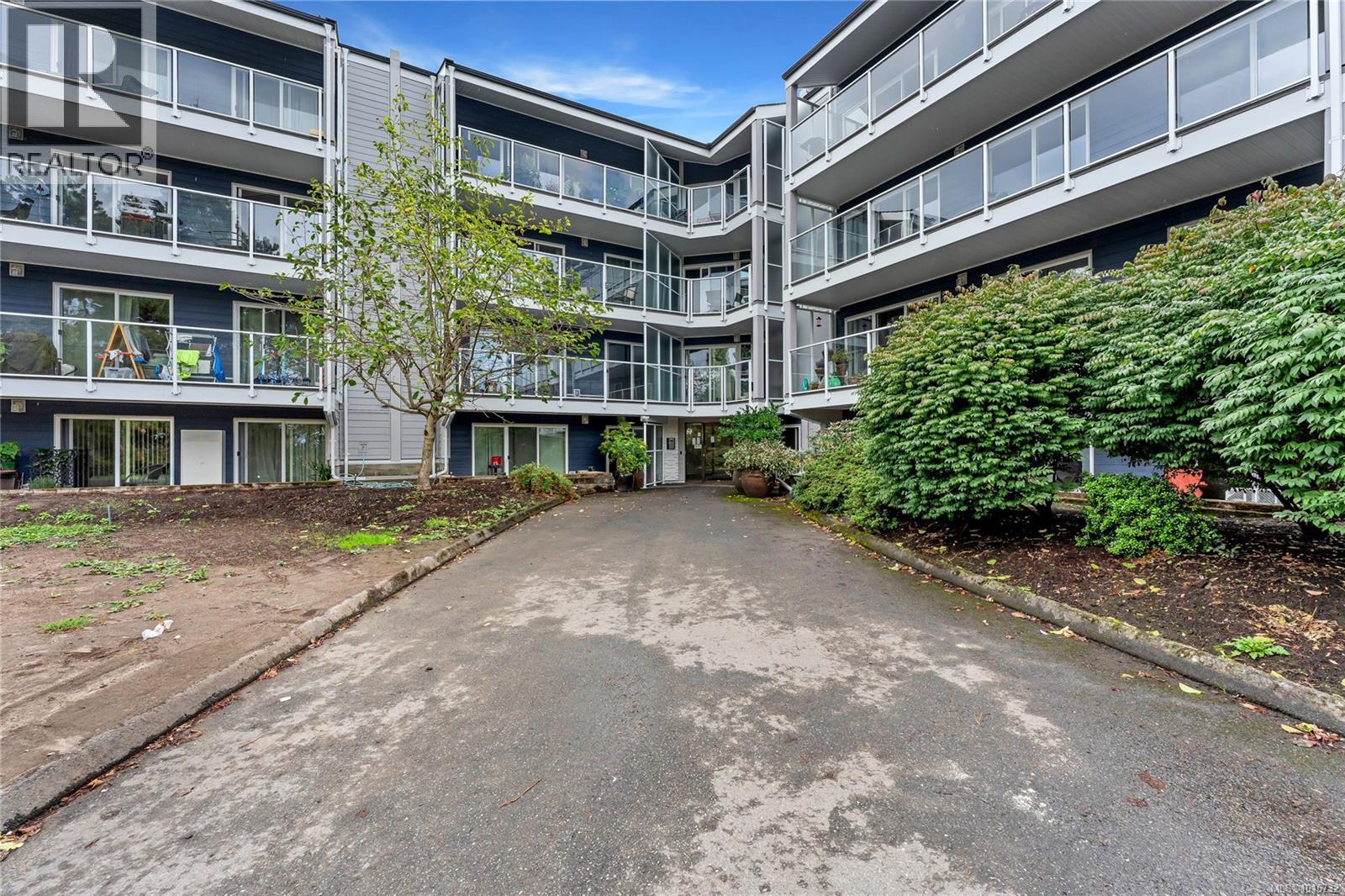 3277 Quadra St Unit 105 St, Saanich, BC V8X 4W9