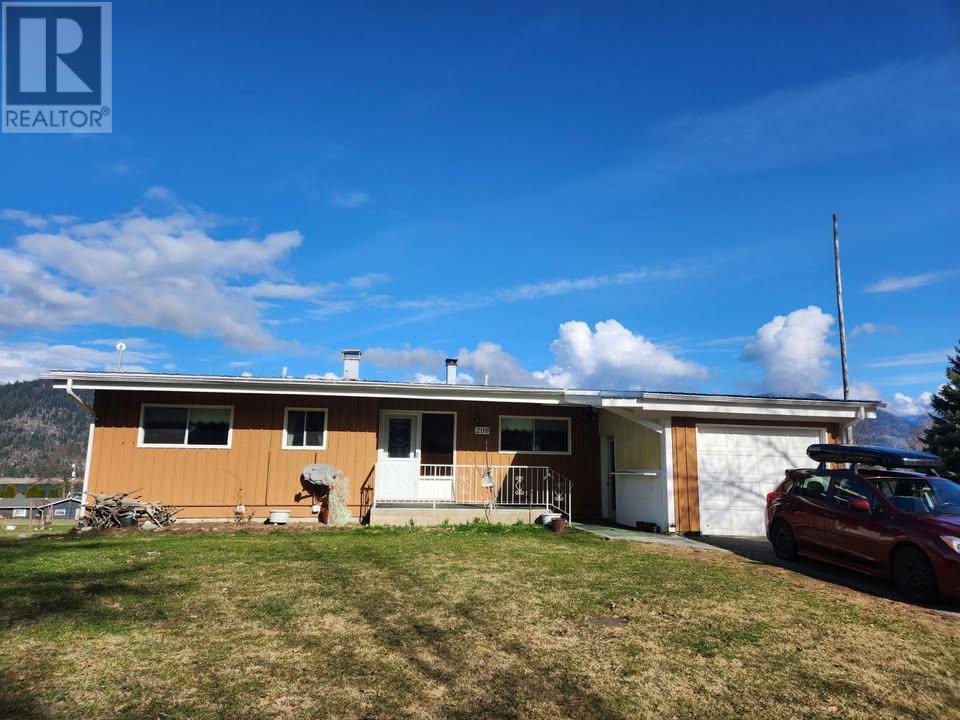 208 Maple St, Fauquier, BC V0G 1K0