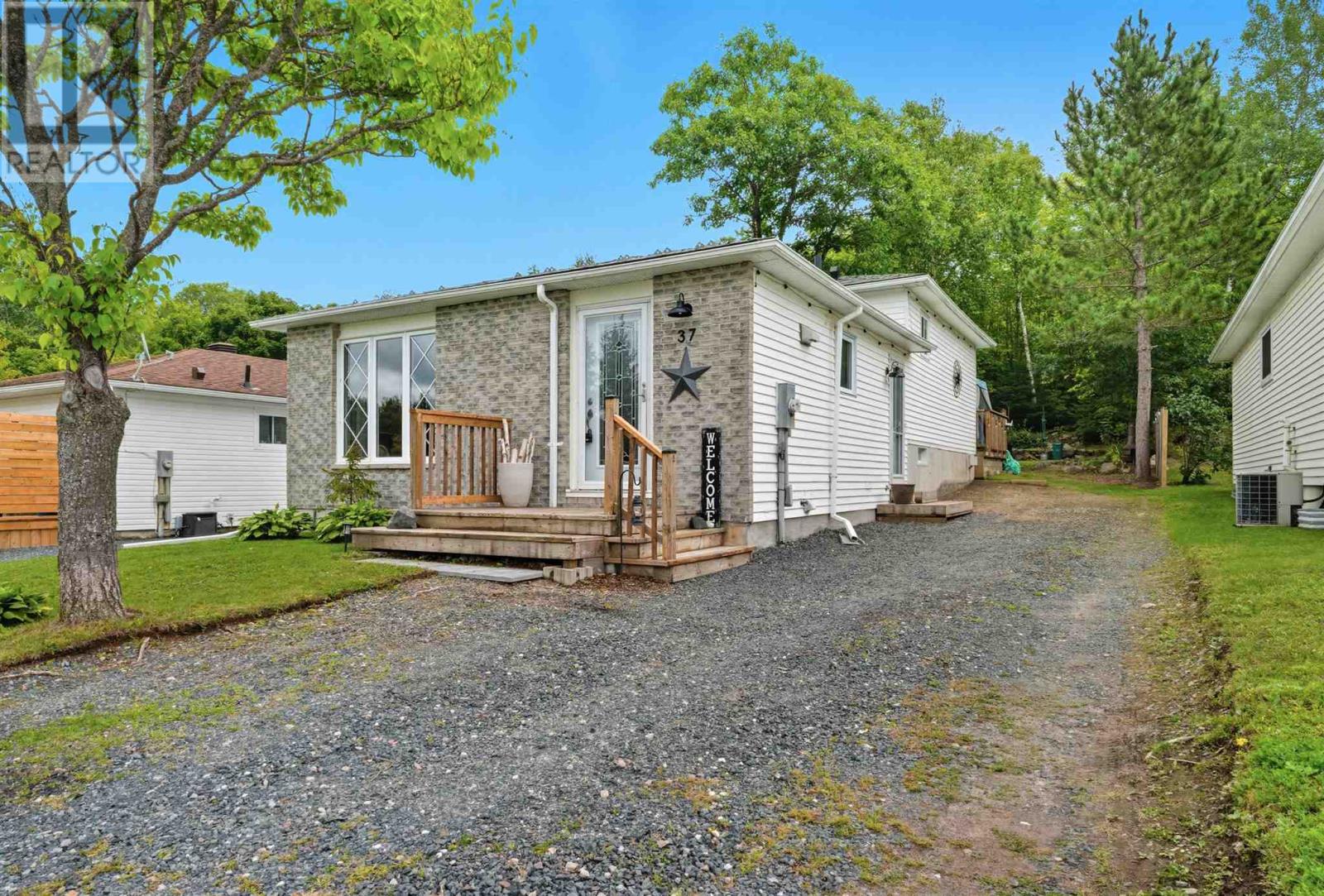 37 Mclaren Cres, Elliot Lake, ON P5A 3M3