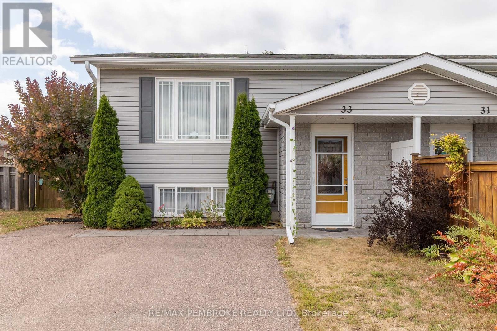 33 Renfrew St, Petawawa, ON K8H 0A6