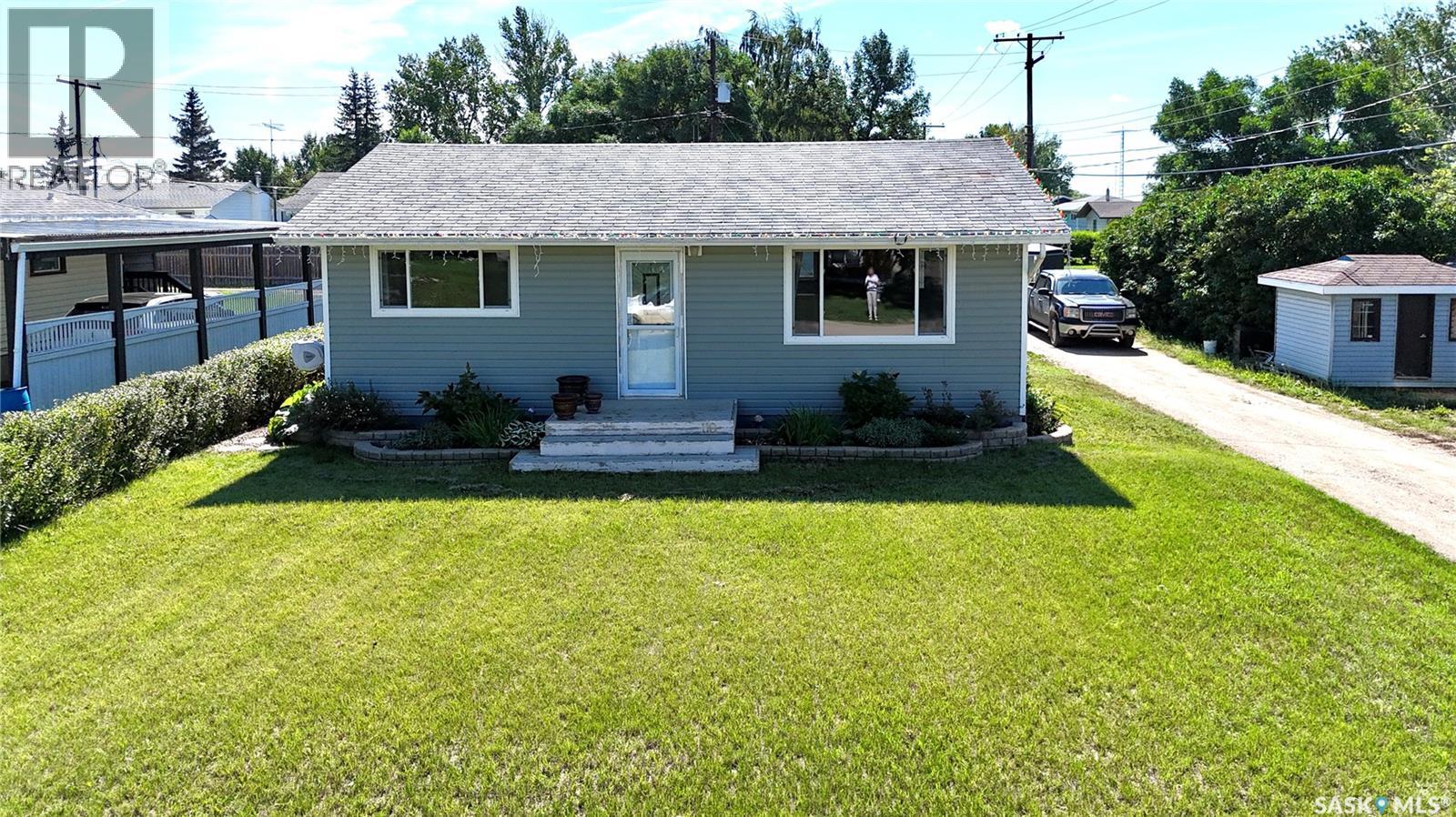 110 Stanley St, Elbow, SK S0H 1J0