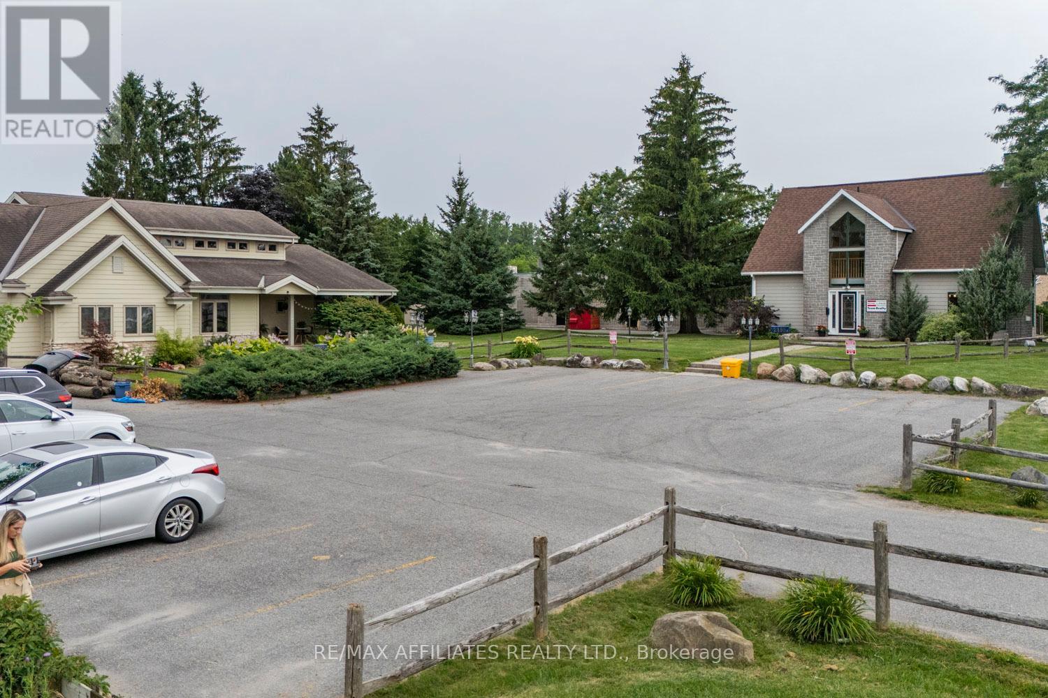 2188 Robertson Rd, Ottawa, ON K2H 5Z1