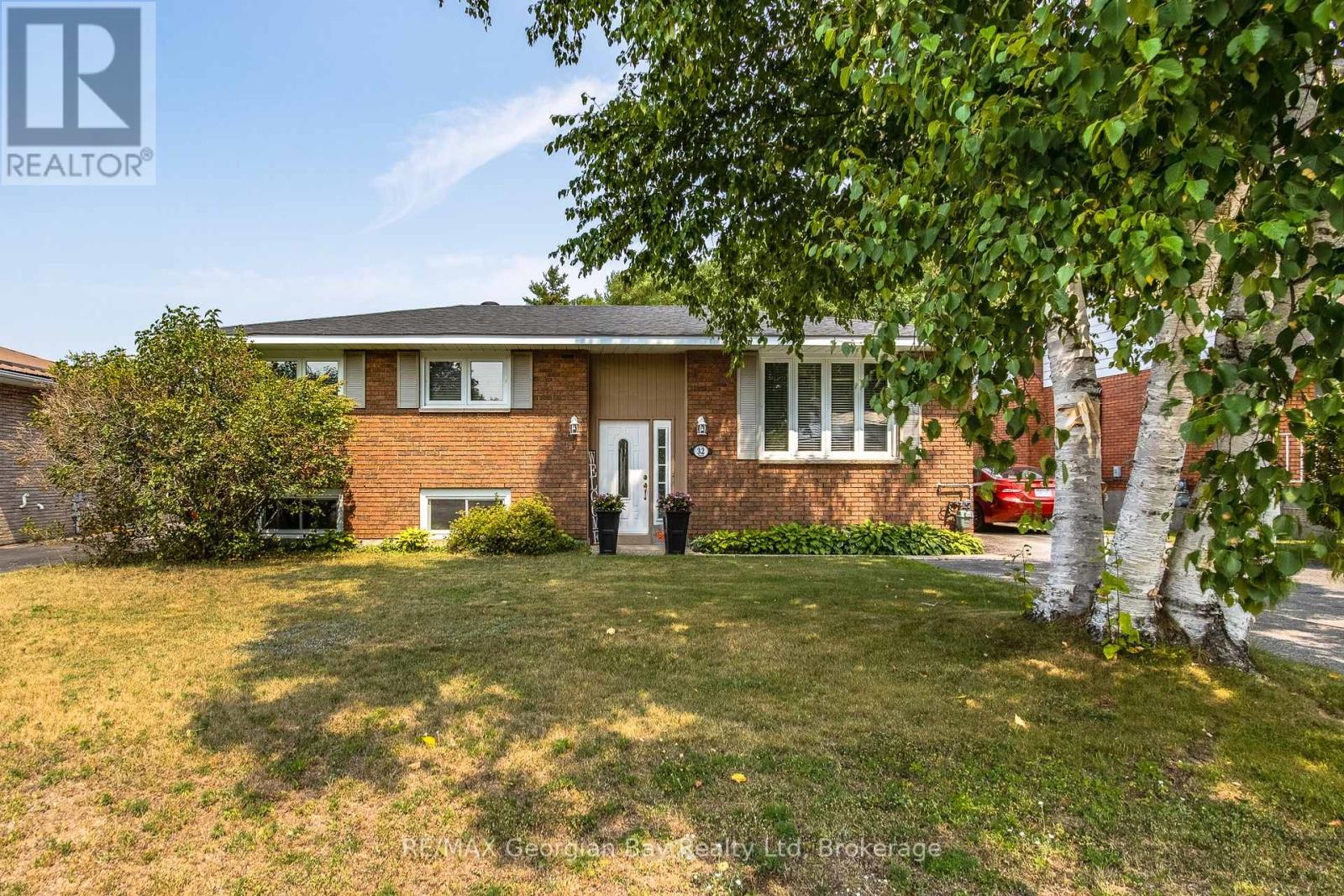 32 Kerr Dr, Penetanguishene, ON L9M 1H6
