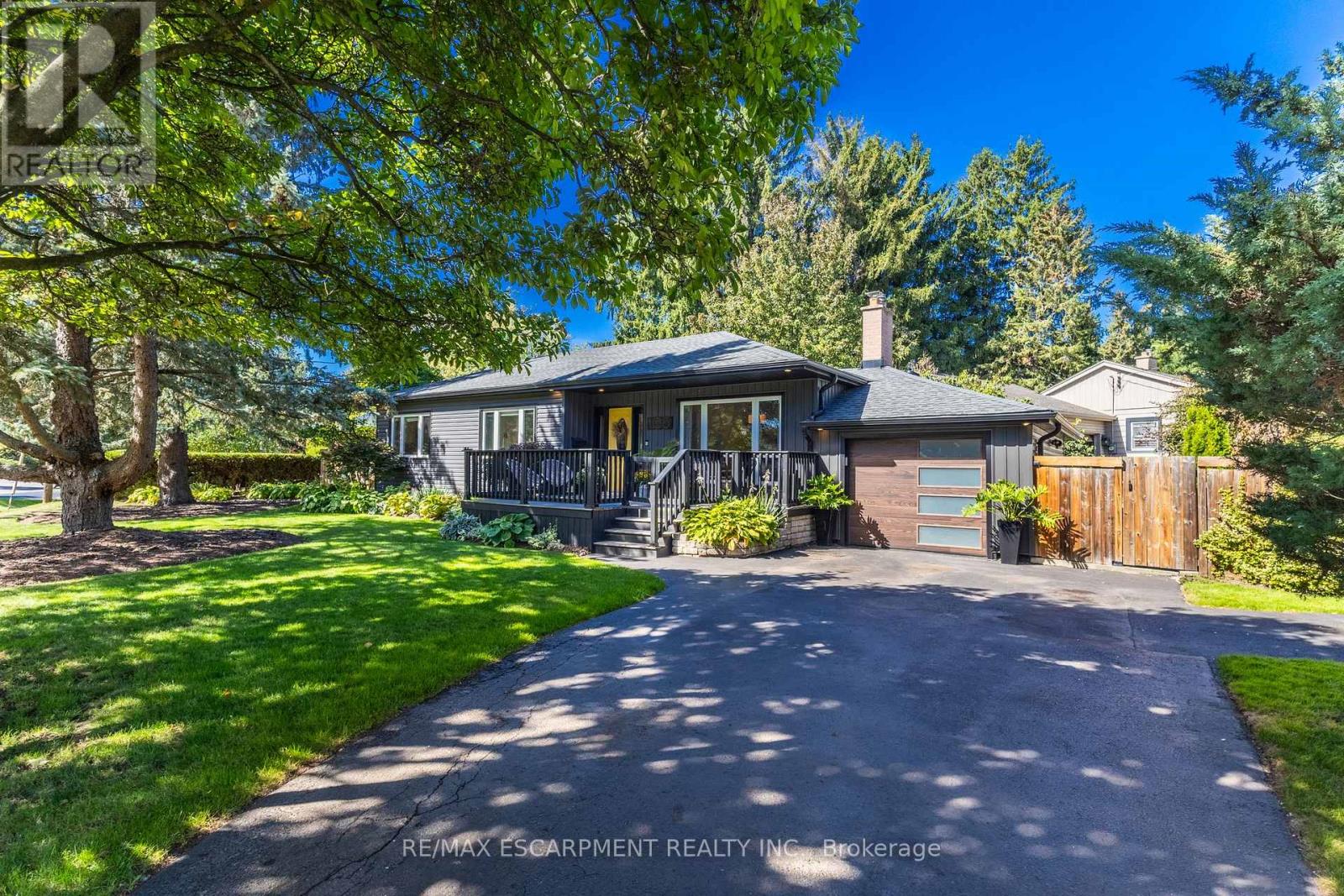 105 Carrington Ct, Hamilton Ancaster, ON L9G 1R2