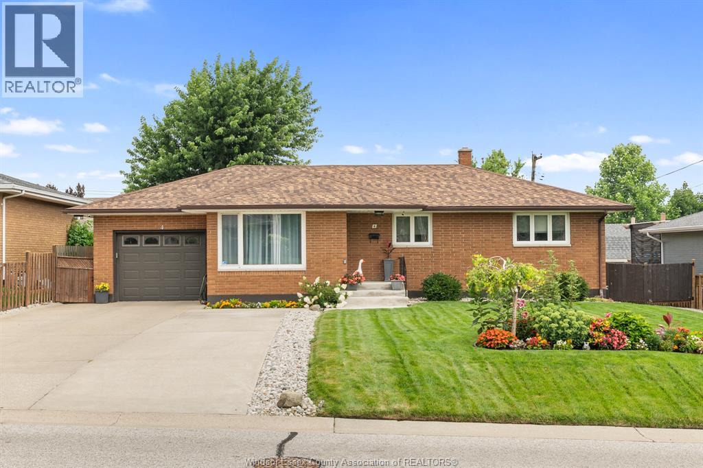 4 Douglas Ave, Leamington, ON N8H 2G2