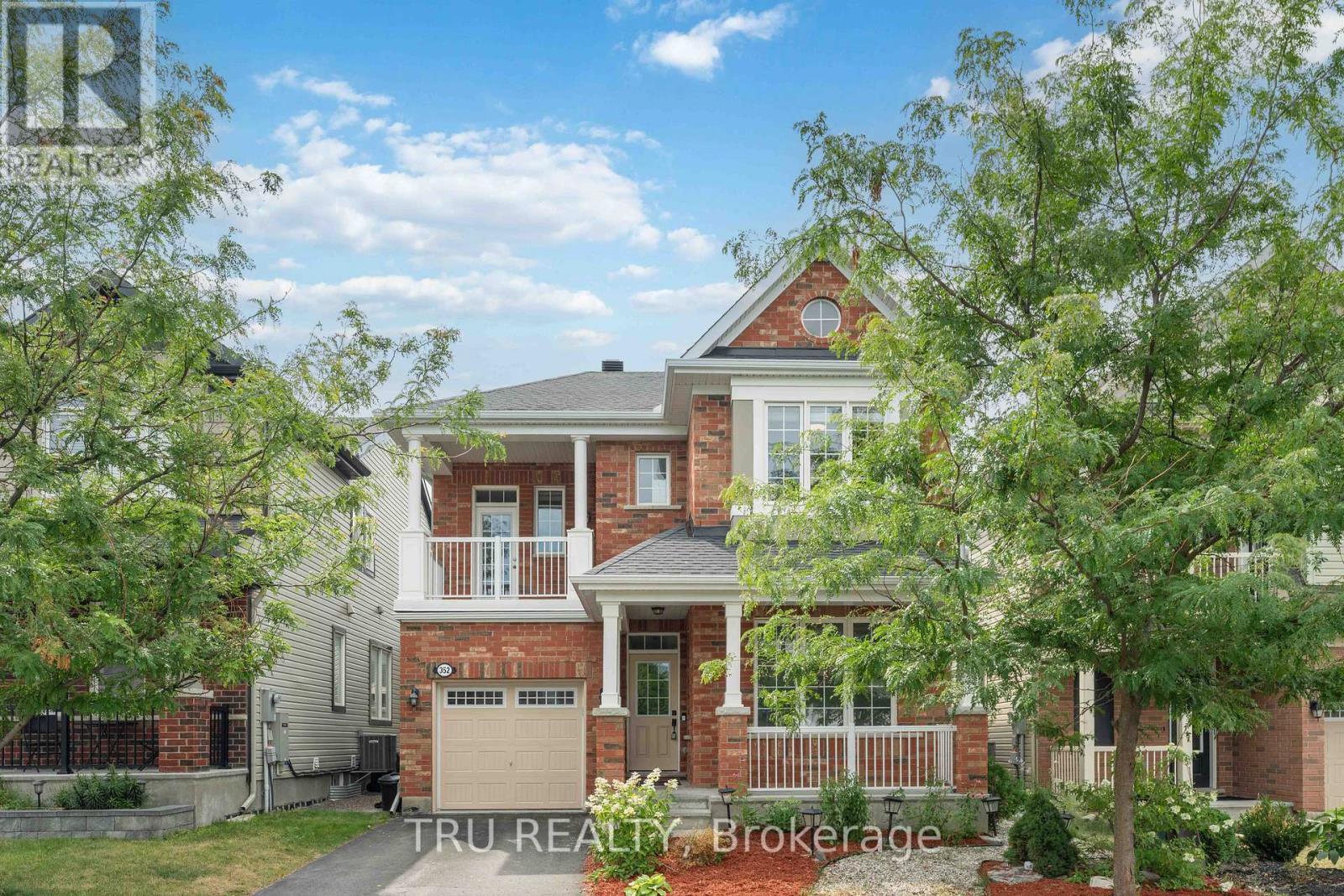 352 Meadowbreeze Dr, Ottawa, ON K2M 3A6