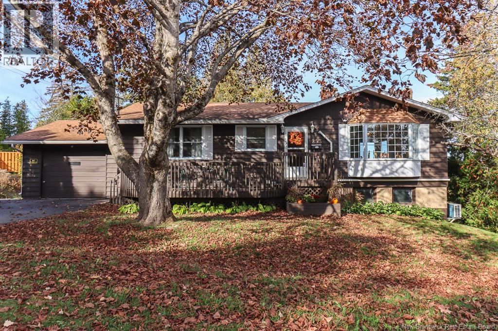 253 Bay Crescent Dr, Saint John, NB E2M 6M1