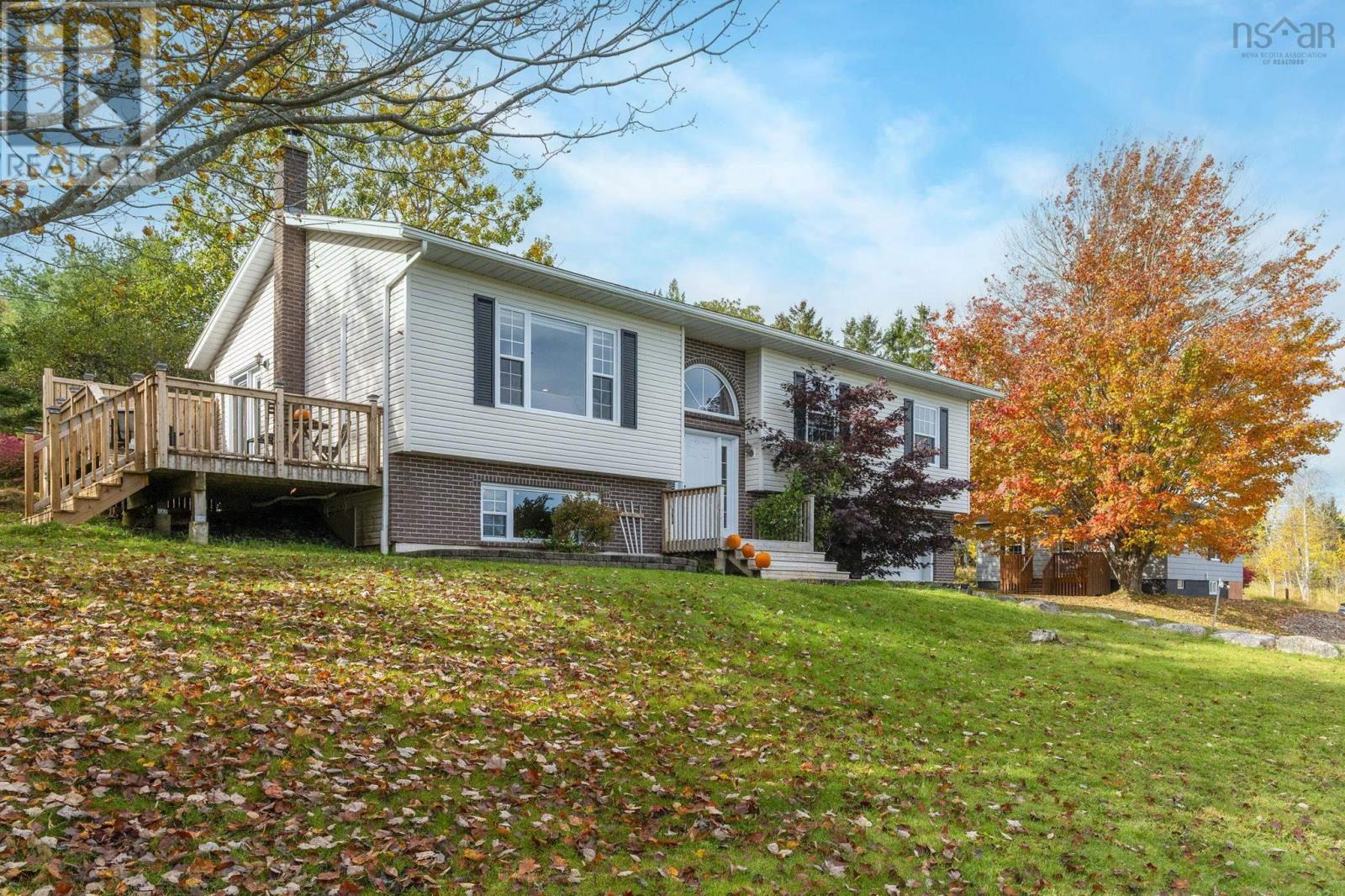 85 Knickle Rd, Lunenburg, NS B0J 2C0