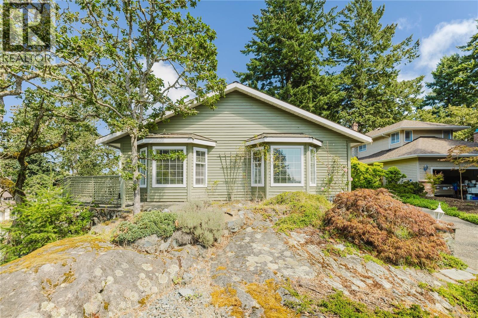 4338 Faithwood Rd, Saanich, BC V8X 4Z6