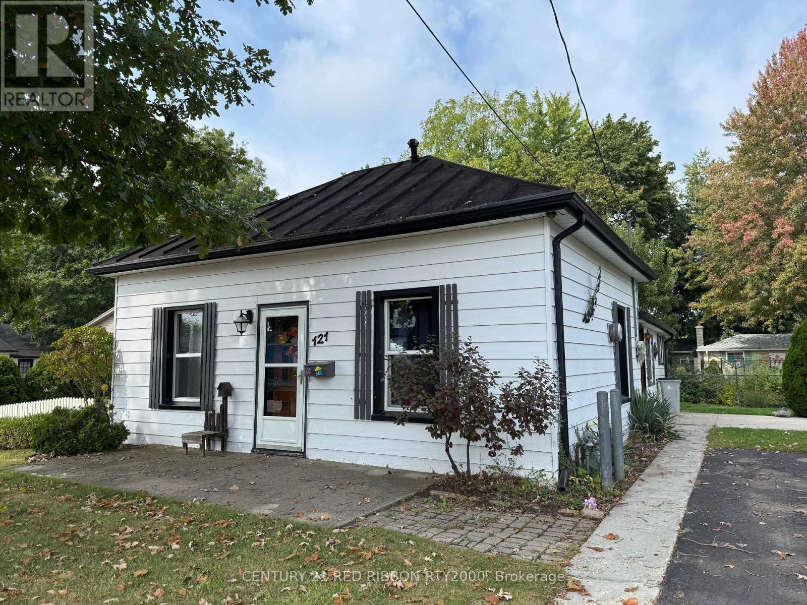 121 Burns St, Strathroy-Caradoc, ON N7G 1E7