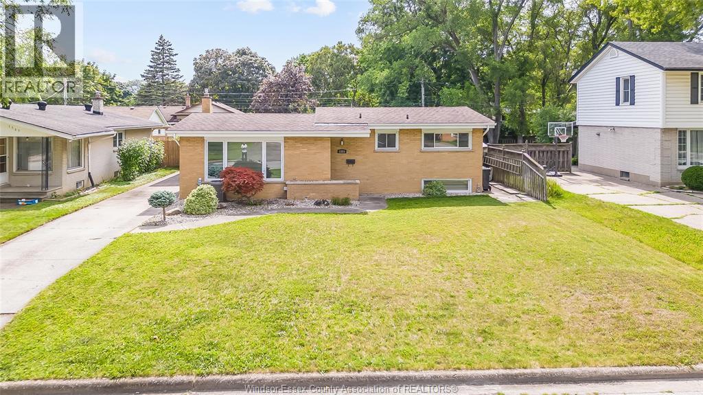 1555 Stratford Ct, Windsor, ON N9G 1W1