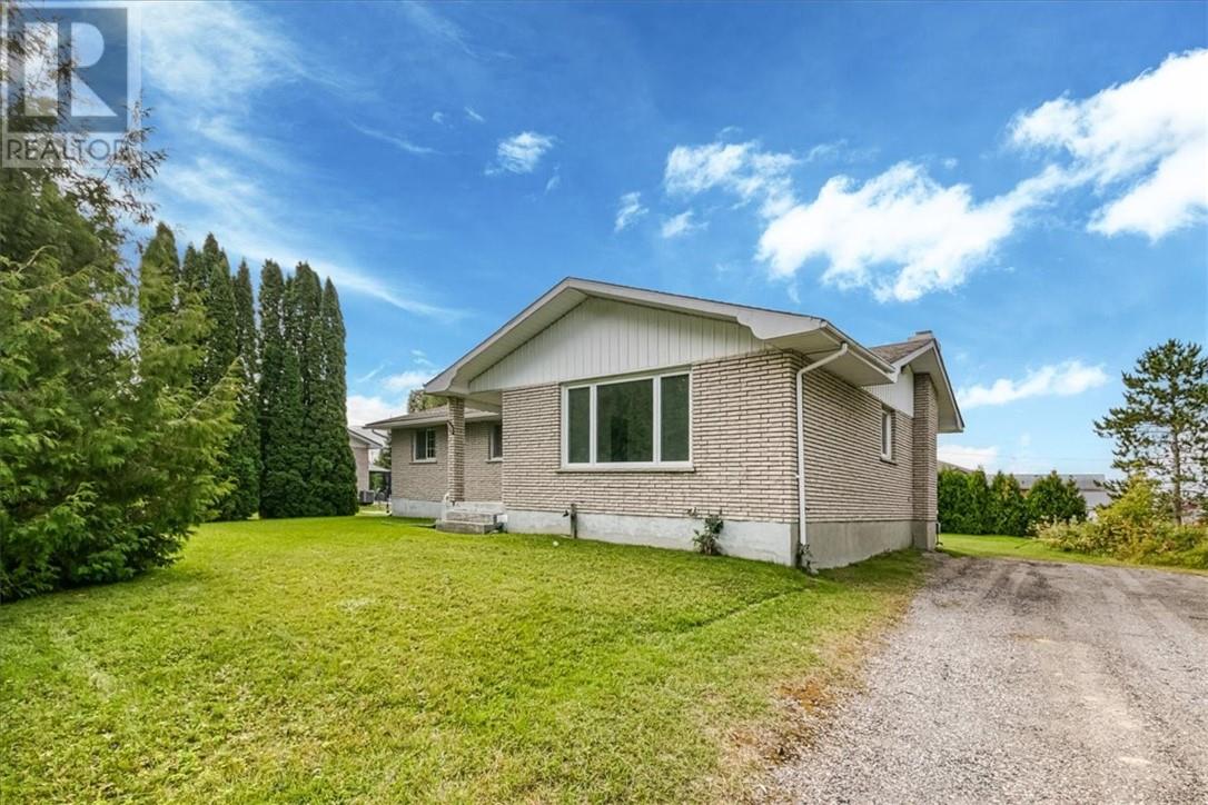 111 Donat St, Azilda, ON P0M 1B0