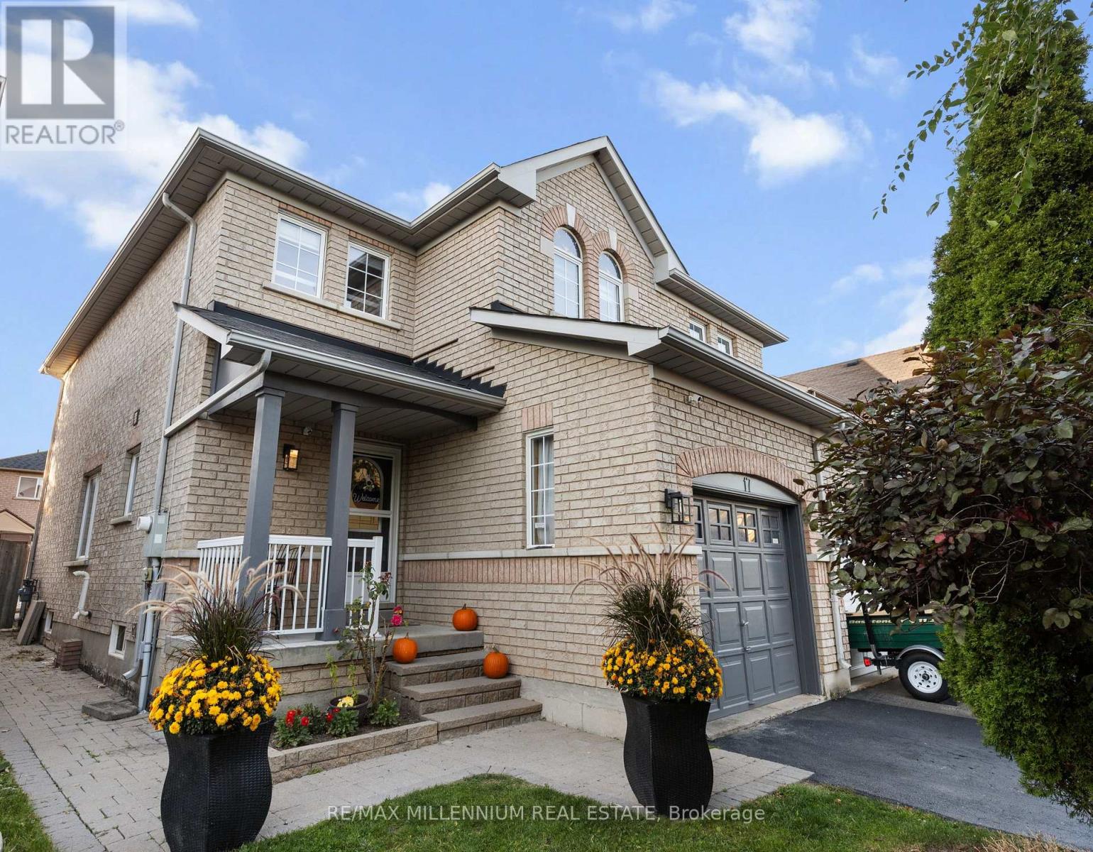 17 Prince Cres, Brampton Northwest Sandalwood Parkway, ON L7A 2C9