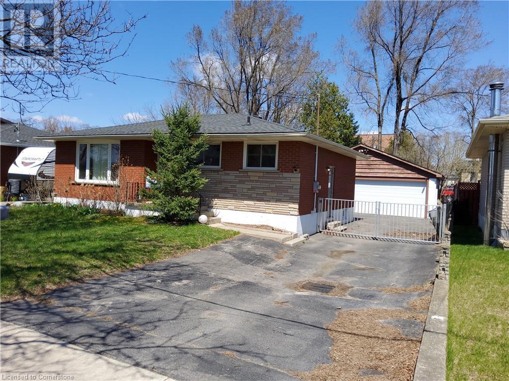 7 Usher St, Brantford, ON N3R 1B8