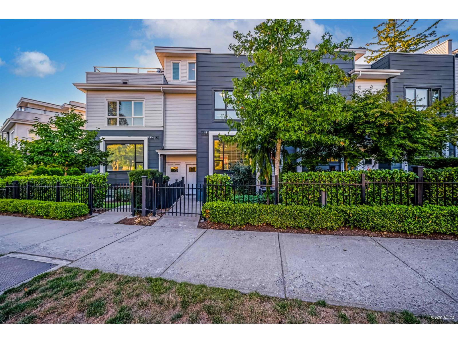 2277 Oak Meadows Drive Unit 216, Surrey, BC V3Z 0W6