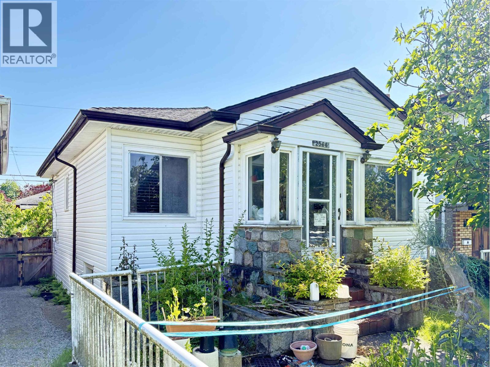 2566 Venables St, Vancouver, BC V5K 2R1
