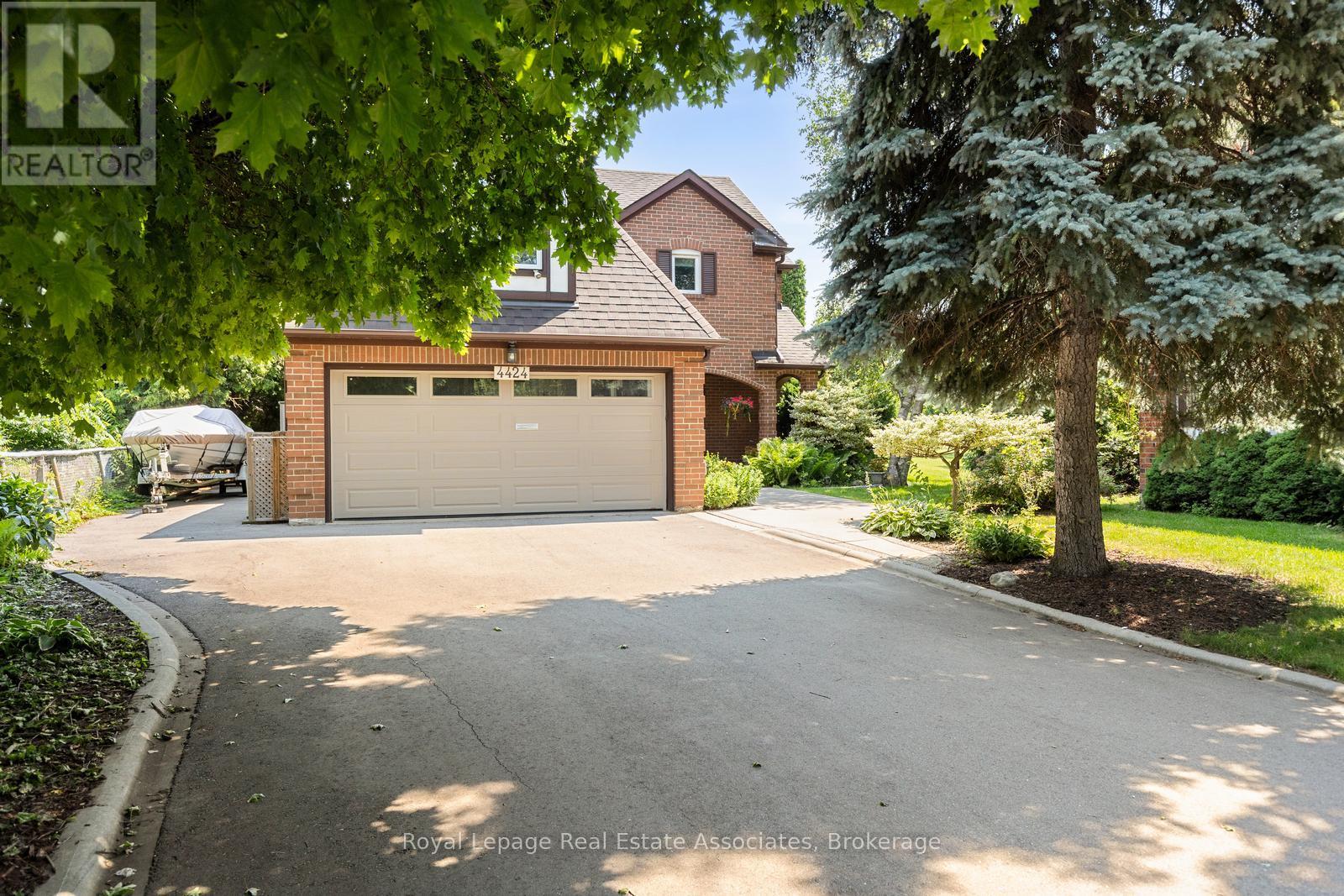 4424 Treetop Ct, Mississauga, ON L5L 3M7