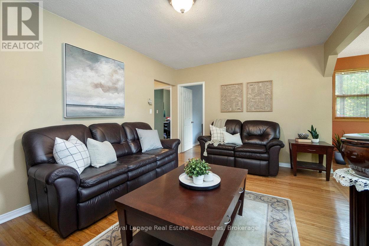 64 Eaglewood Blvd, Mississauga, ON L5G 1V4