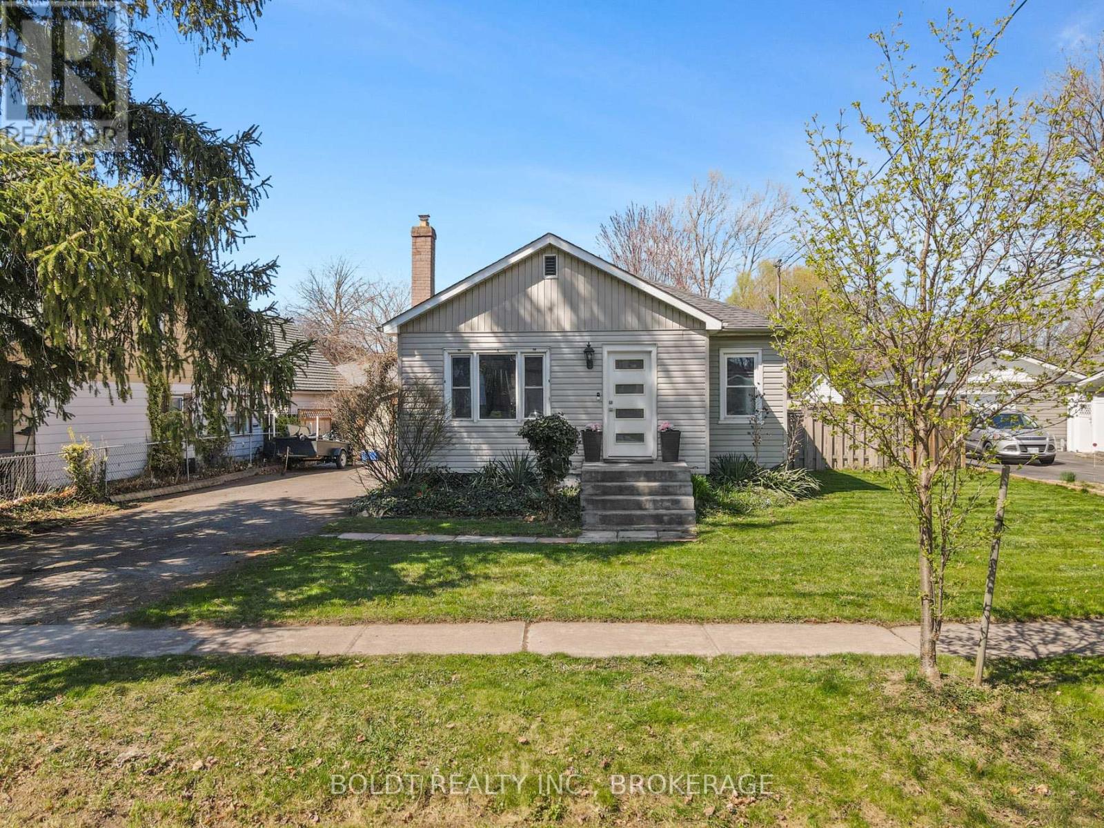 11 Edward Ave, St. Catharines Vinelinwell, ON L2N 1K1