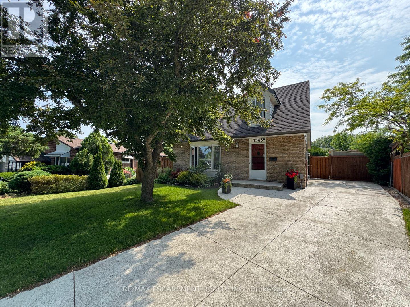 1343 Janina Blvd, Burlington, ON L7P 1K5